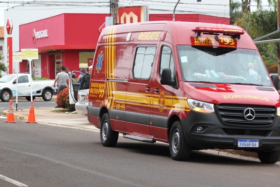  Um motociclista de 55 anos, não identificado, fraturou o tornozelo esquerdo após acidente no cruzamento da Avenida Ceará e Rua Amazonas, em Campo Grande. A vítima estava em uma CG 150, que colidiu com um Toyota Corolla. O acidente ocorreu na manhã desta 