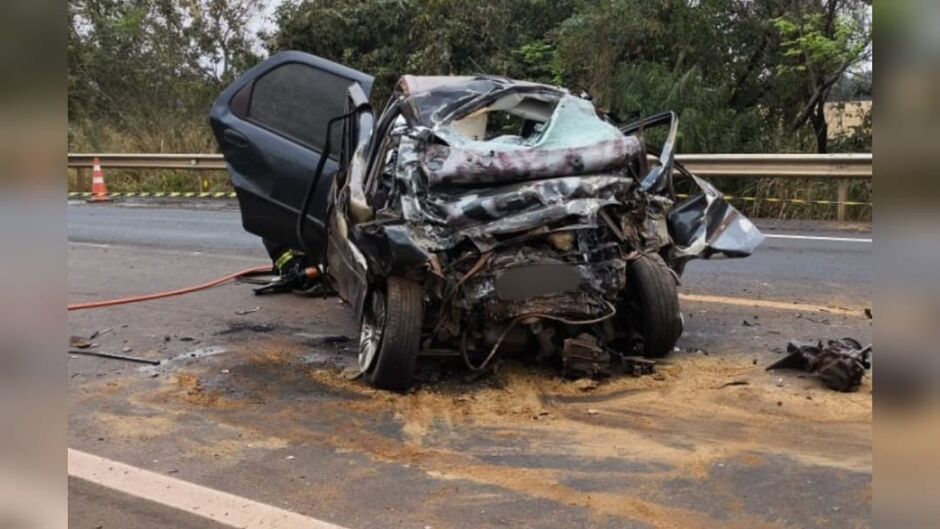 Fiat Pálio ficou completamente destruído