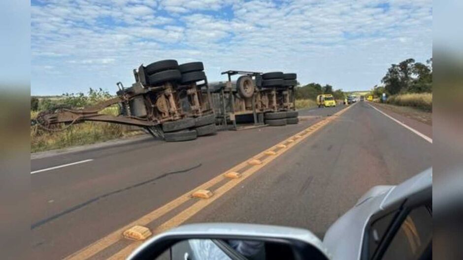 Carreta com adubo tomba e deixa rodovia fechada BR-163 em Nova Alvorada do Sul