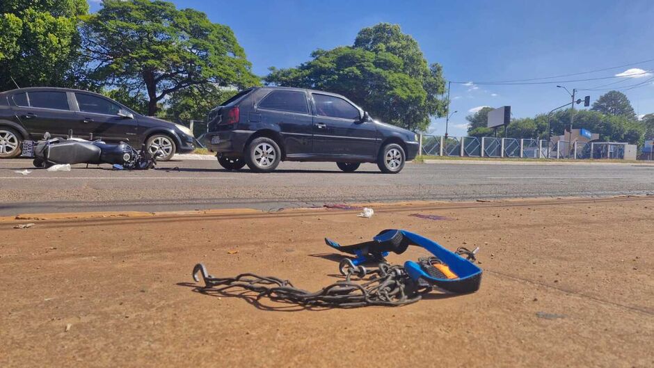 Motociclista arrebentou a traseira do carro