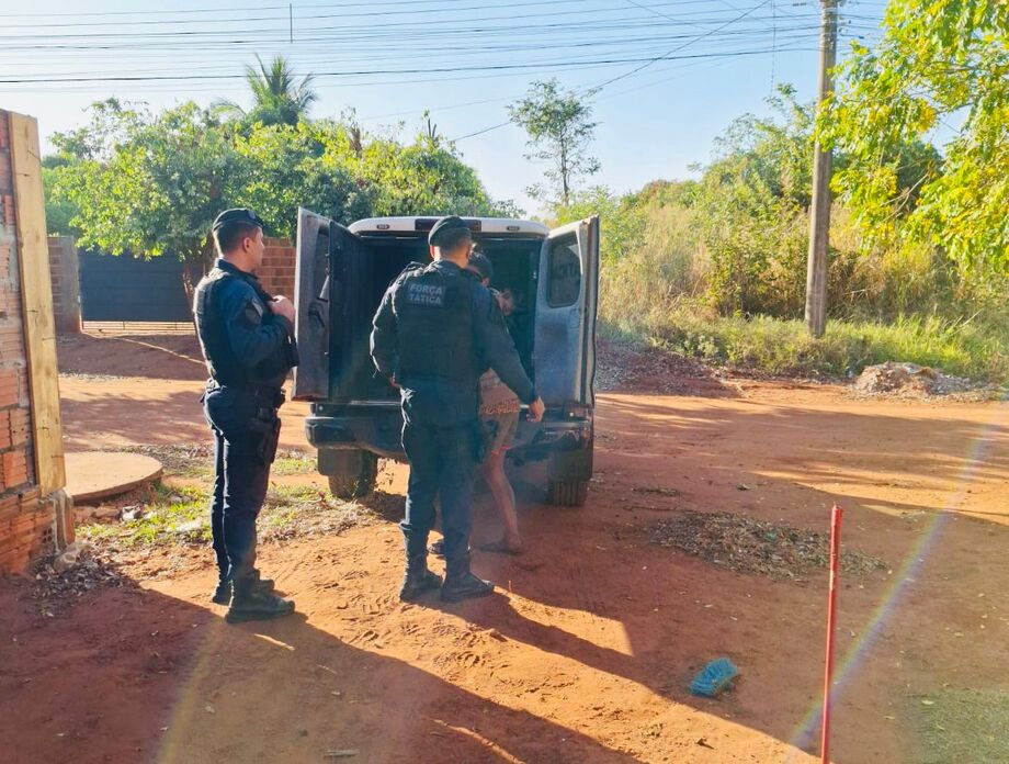 No momento da abordagem autor precisou ser algemado devido ao grande risco de fuga