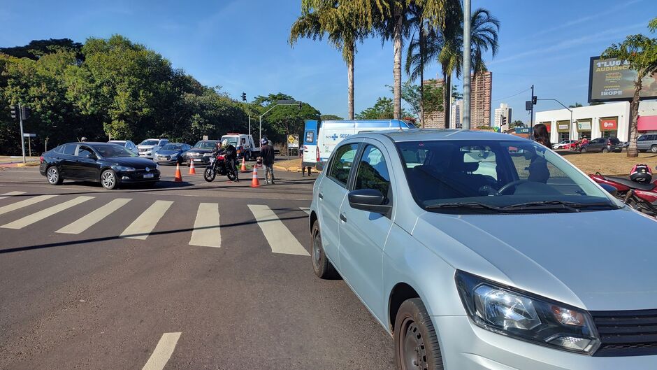 Motociclista e passageira são atingidos por carro em cruzamento na Avenida Mato Grosso