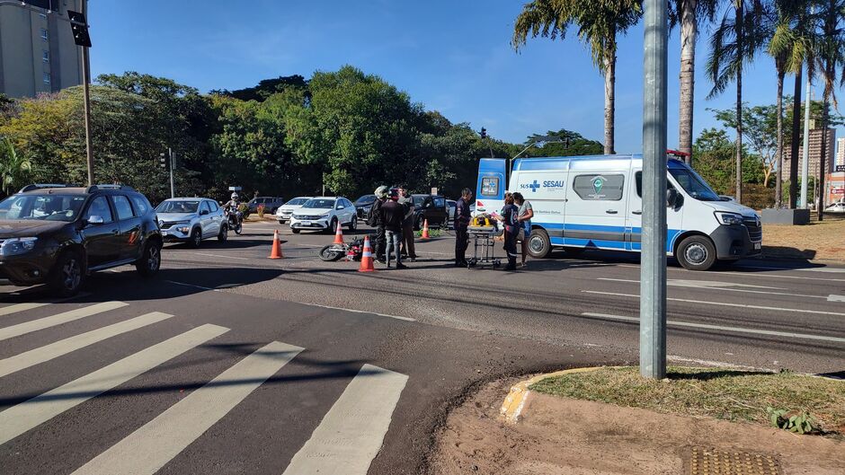 Motociclista e passageira são atingidos por carro em cruzamento na Avenida Mato Grosso