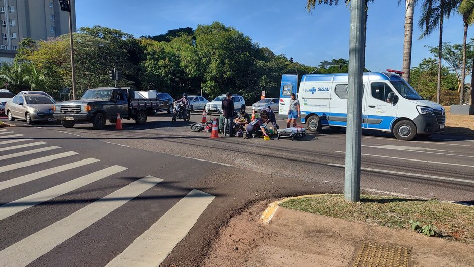 Motociclista e passageira são atingidos por carro em cruzamento na Avenida Mato Grosso