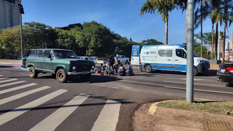 Motociclista e passageira são atingidos por carro em cruzamento na Avenida Mato Grosso