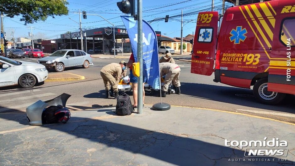 Motorista que seguia no corredor de ônibus bate em motociclista na Avenida Bandeirantes (vídeo)