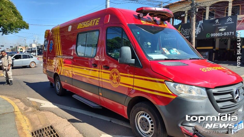 Motorista que seguia no corredor de ônibus bate em motociclista na Avenida Bandeirantes (vídeo)