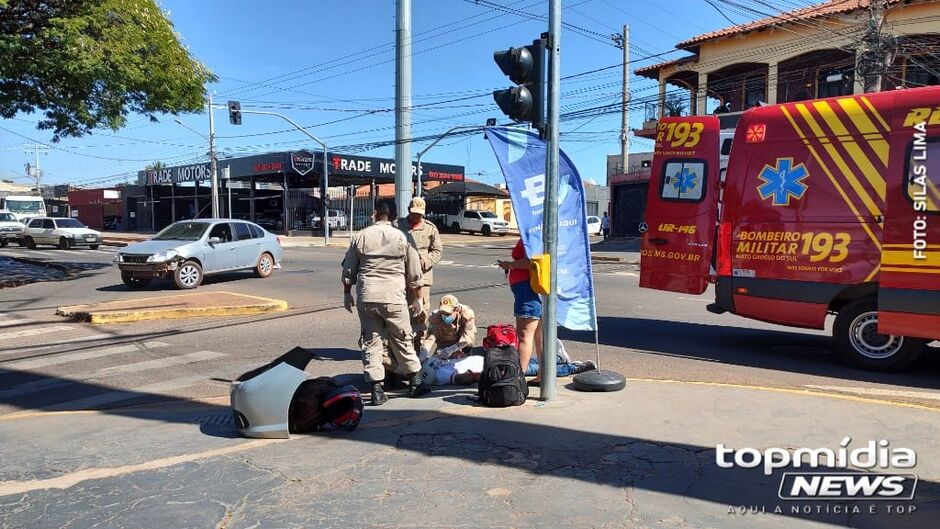 Motorista que seguia no corredor de ônibus bate em motociclista na Avenida Bandeirantes (vídeo)