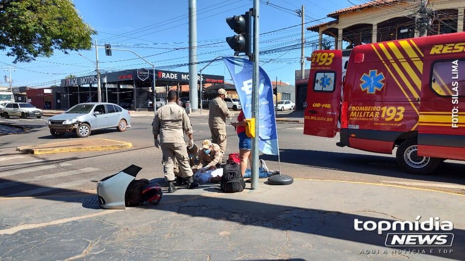 Motorista que seguia no corredor de ônibus bate em motociclista na Avenida Bandeirantes (vídeo)