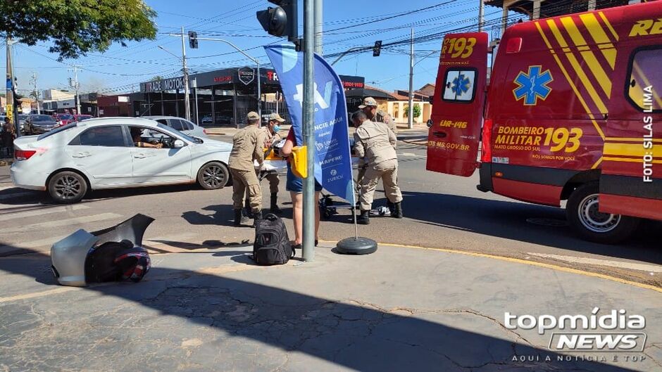 Motorista que seguia no corredor de ônibus bate em motociclista na Avenida Bandeirantes (vídeo)