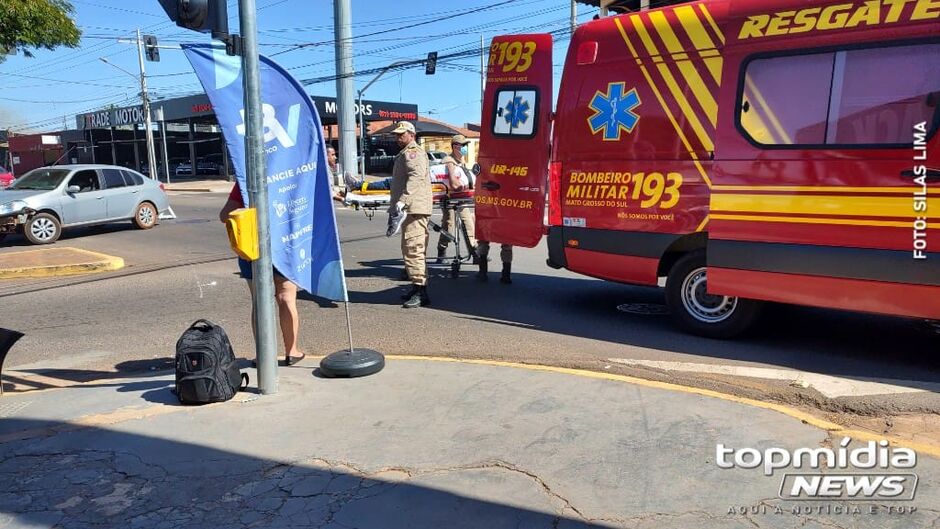 Motorista que seguia no corredor de ônibus bate em motociclista na Avenida Bandeirantes (vídeo)