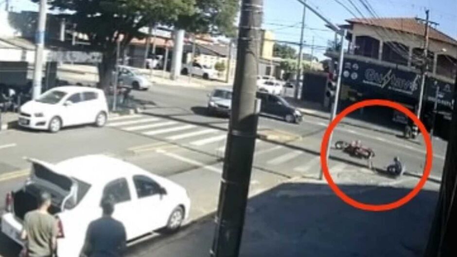 Motorista que seguia no corredor de ônibus bate em motociclista na Avenida Bandeirantes (vídeo)