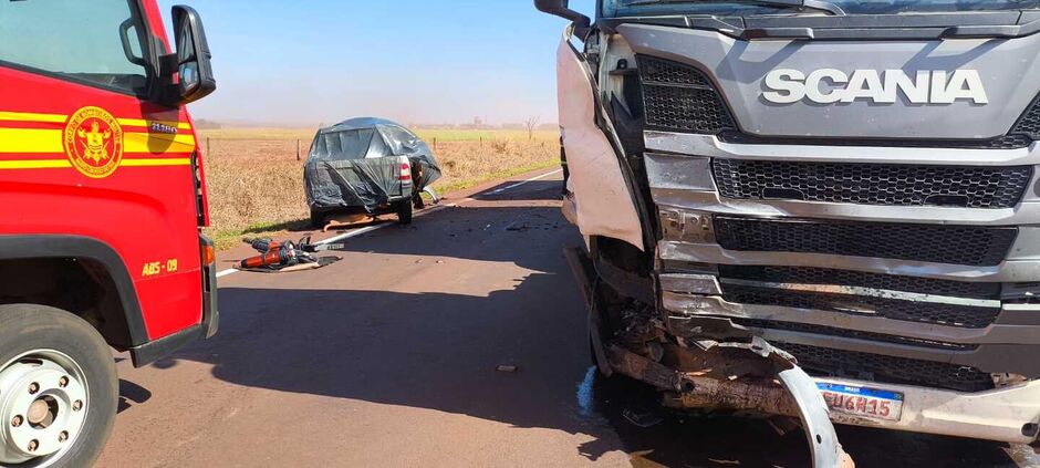 Picape ficou totalmente destruída com a colisão