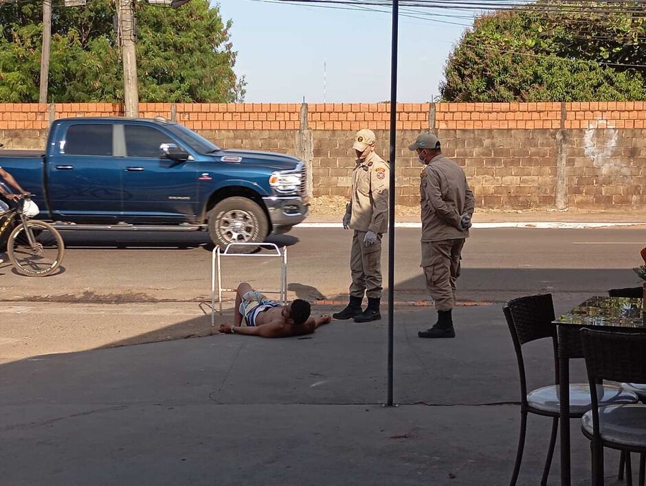 Indivíduo foi encontrado caído na rua pelos militares do Corpo de Bombeiros