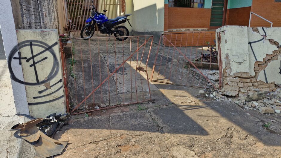 Idosa que teve muro destruído por carro pela segunda na Avenida Ceará pensa em mudar de casa