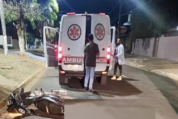 Motociclista bate em árvore e morre em avenida em Paraíso das Águas