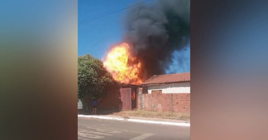 Casa foi completamente consumida pelas chamas