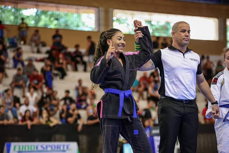 Quebrando barreiras do preconceito adolescente do Celina Jallad é campeã mundial de jiu-jítsu