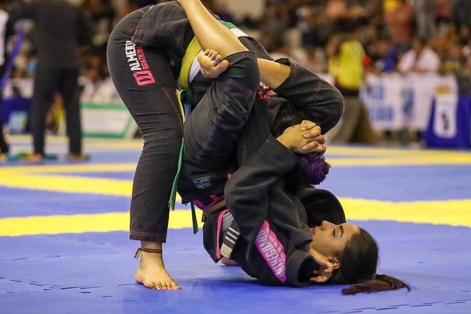 Quebrando barreiras do preconceito adolescente do Celina Jallad é campeã mundial de jiu-jítsu