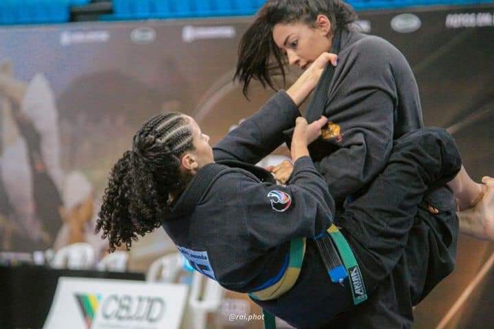 Quebrando barreiras do preconceito adolescente do Celina Jallad é campeã mundial de jiu-jítsu