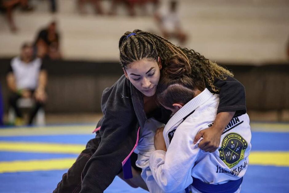 Quebrando barreiras do preconceito adolescente do Celina Jallad é campeã mundial de jiu-jítsu