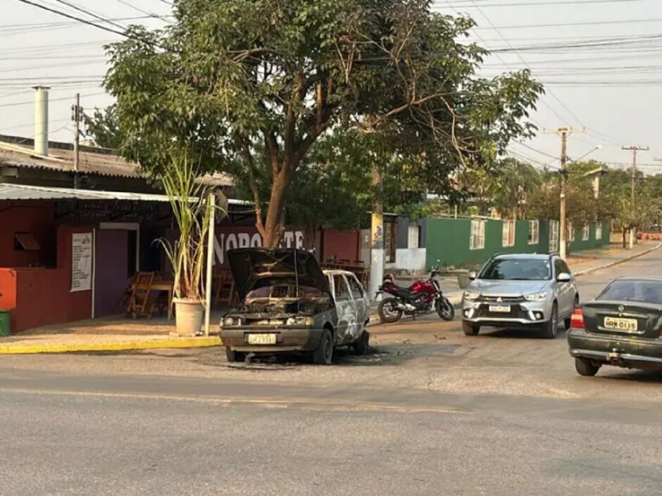 Fiat Uno ficou destruído após incêndio