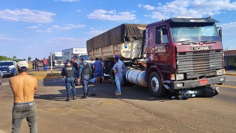 O impacto arremessou o motociclista para fora da pista