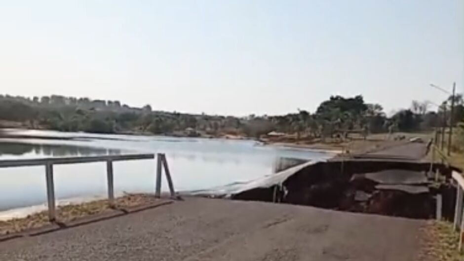 A ponte sobre a barragem foi destruída