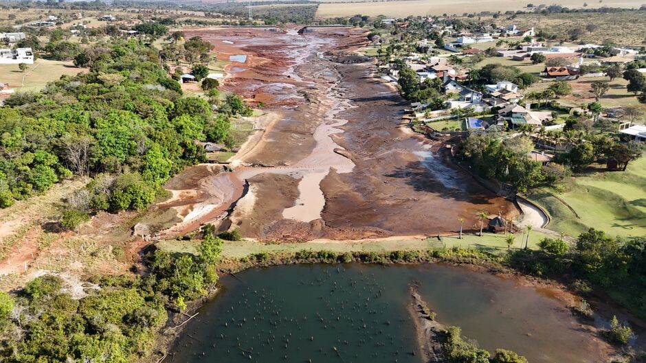 Rompimento da barragem do loteamento Nasa Park afetou famílias na manhã de terça-feira