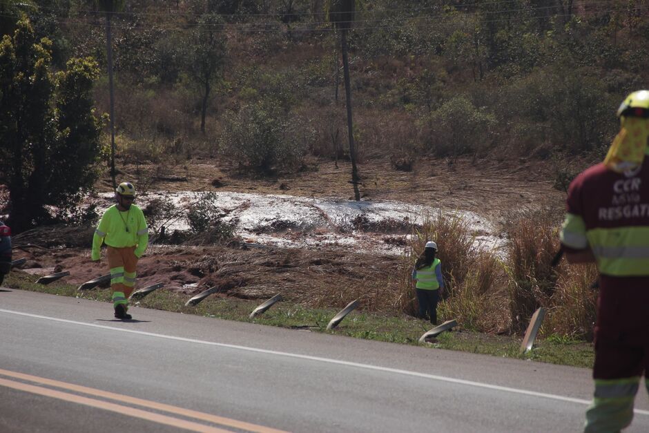 Águas invadiram a BR-163 e causou danos ao asfalto