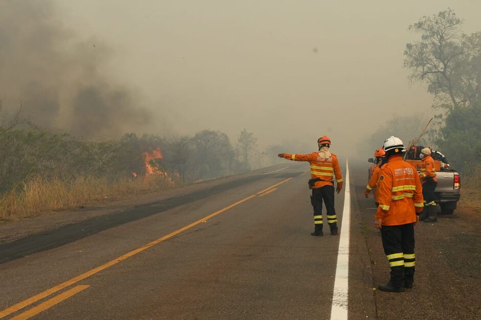 Equipes tentam controlar de todas as formas os incêndios florestais