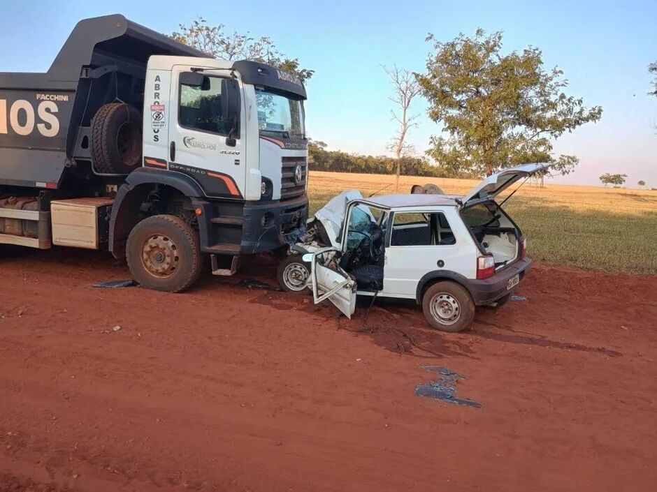 Caminhão bateu frontalmente com o carro de passeio