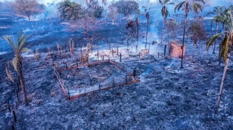 Casa foi completamente destruída pelas chamas