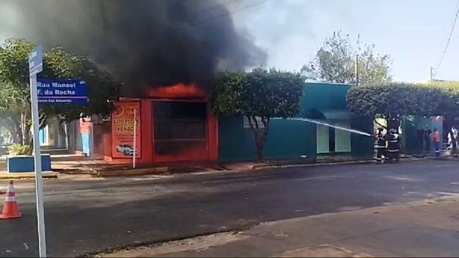 Loja foi completamente consumida pelo fogo