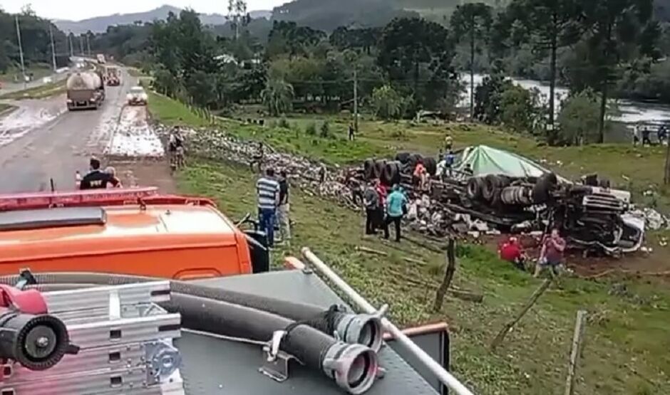 Carreta ficou completamente destruída