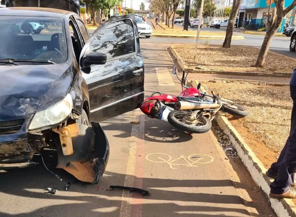 A parte da frente do veículo ficou danificada após a colisão