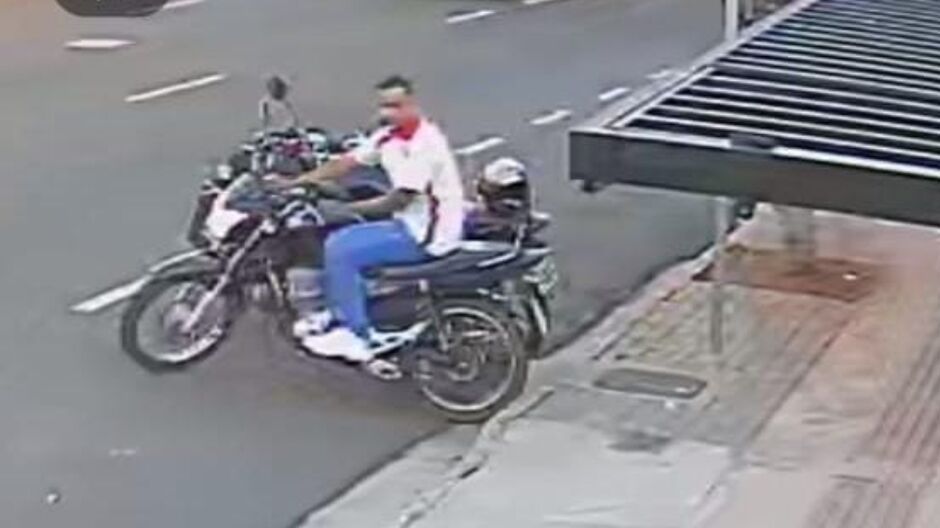 Motoentregador pede para que o capacete seja devolvido
