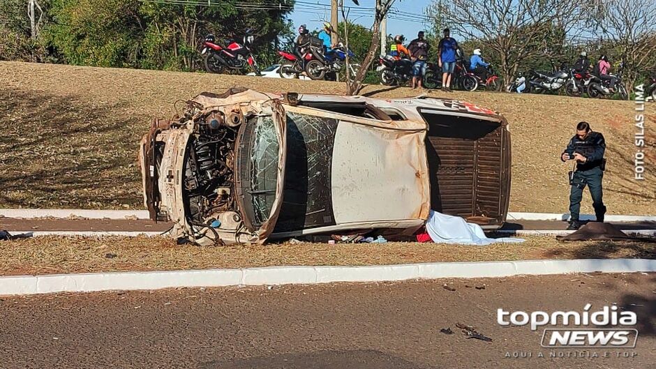 Veículo ficou completamente destruído