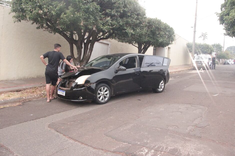 Carro invade preferencial e bate em motociclista no Jardim Bela Vista