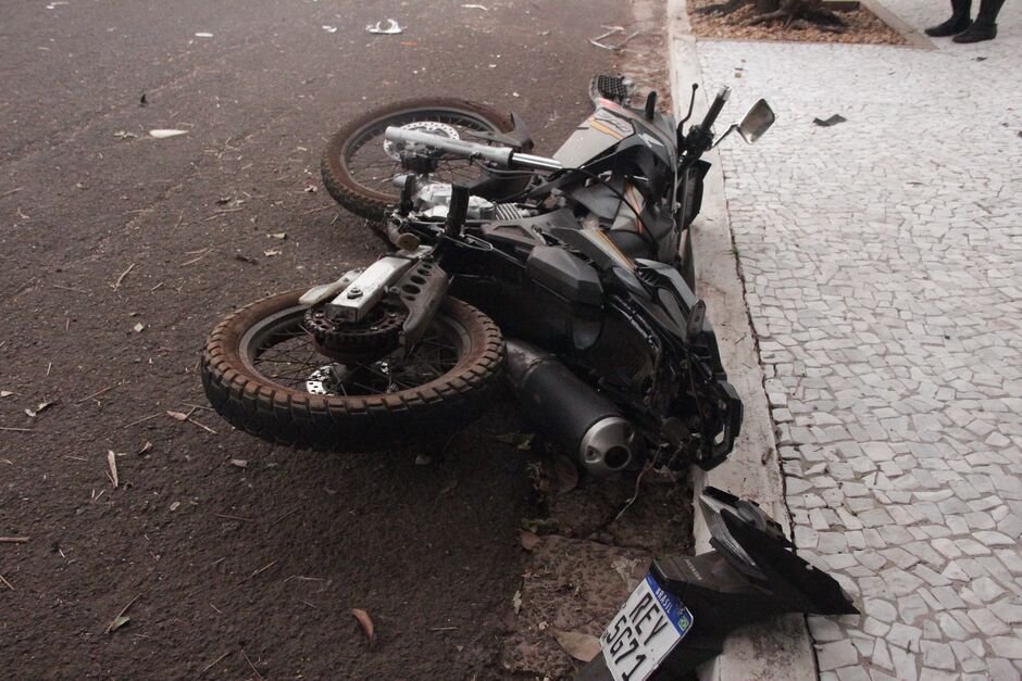 Carro invade preferencial e bate em motociclista no Jardim Bela Vista