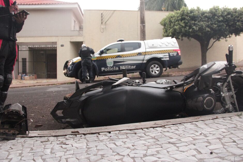 Carro invade preferencial e bate em motociclista no Jardim Bela Vista