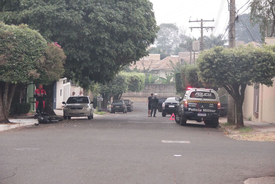 Carro invade preferencial e bate em motociclista no Jardim Bela Vista