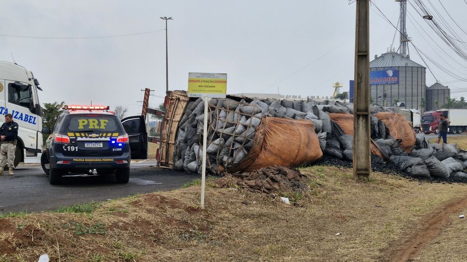 Carreta estava com 25 toneladas de carvão