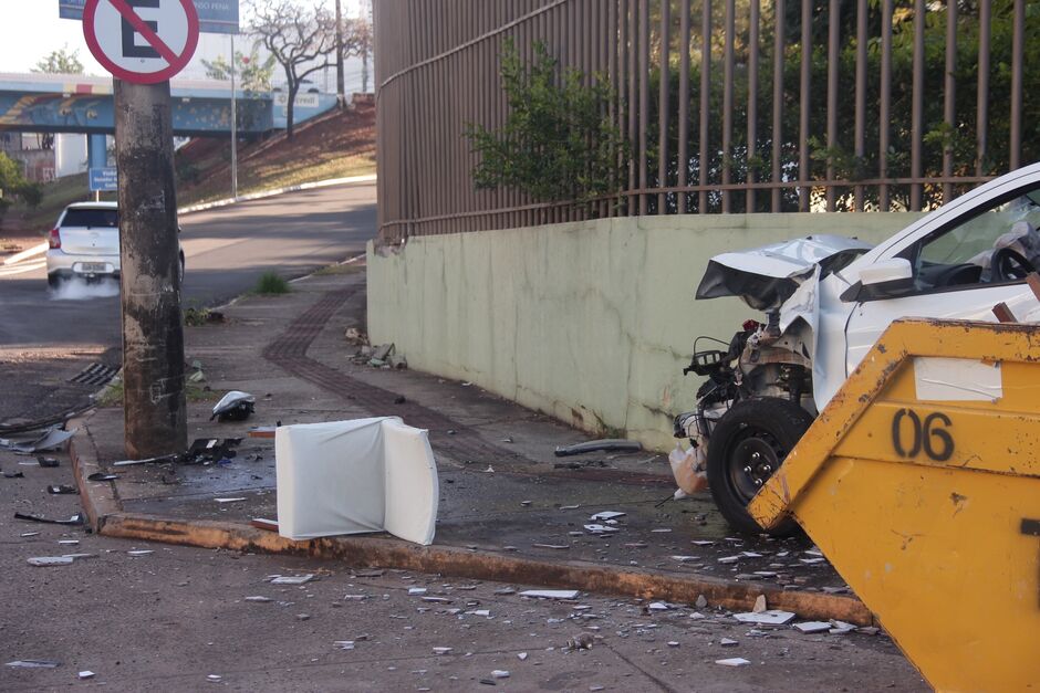 Veículo ficou completamente destruído