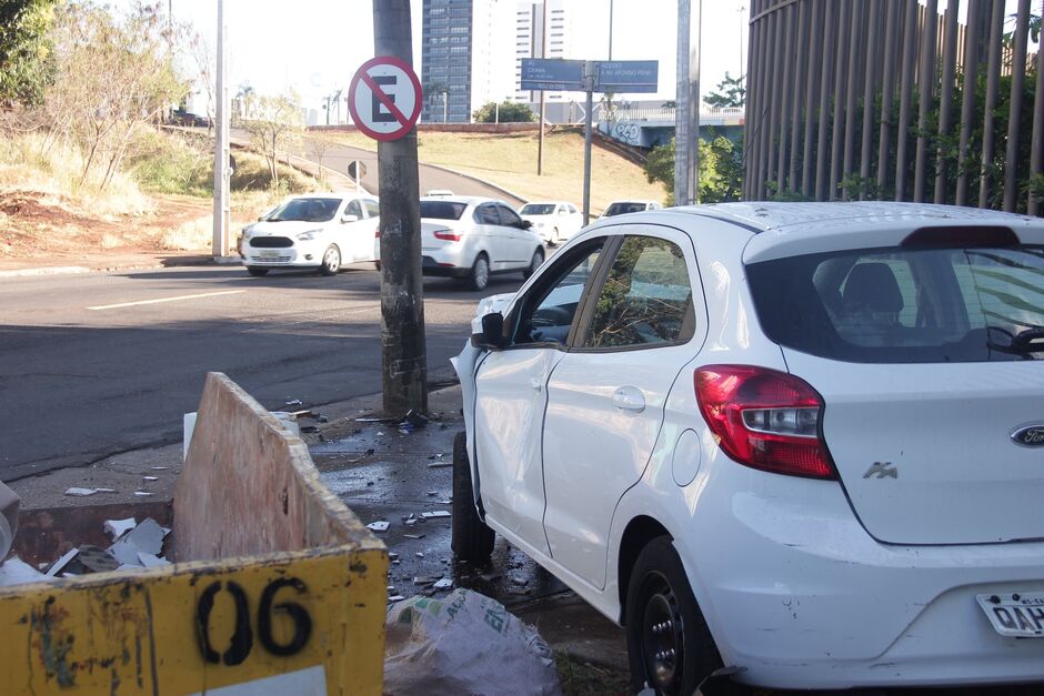 Veículo ficou completamente destruído