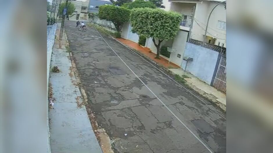 Momento em que vítima é abordada por criminoso