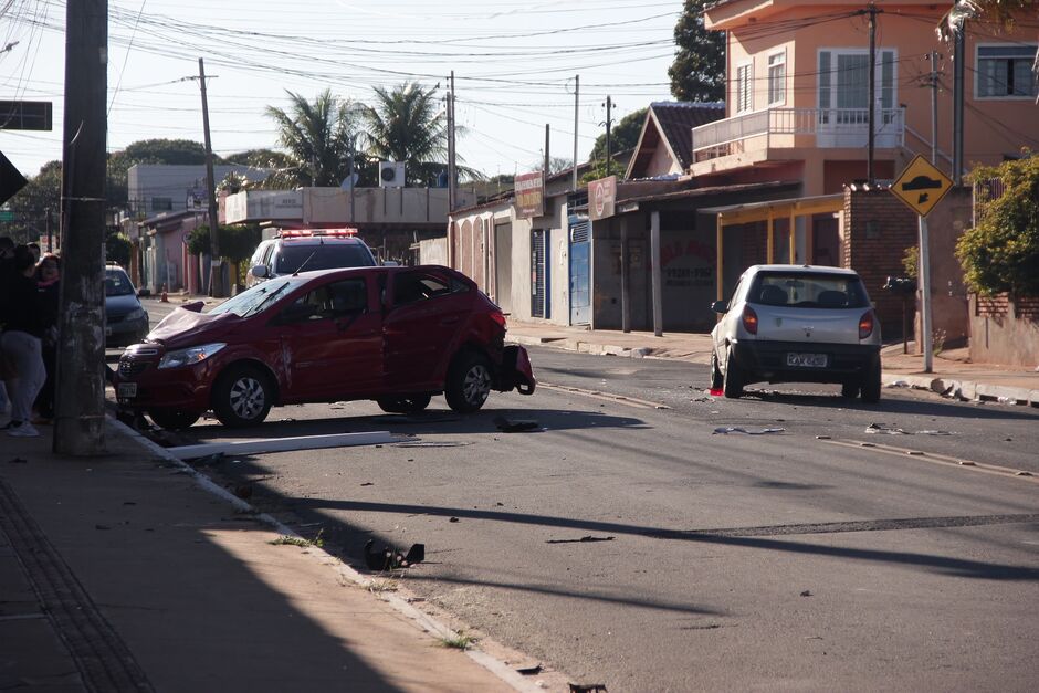 Veículos ficaram bastante danificados