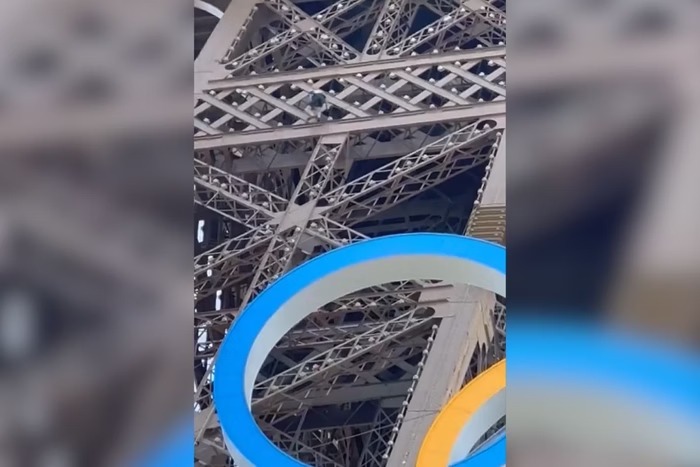 Homem escala Torre Eiffel horas antes do encerramento das Olimpíadas