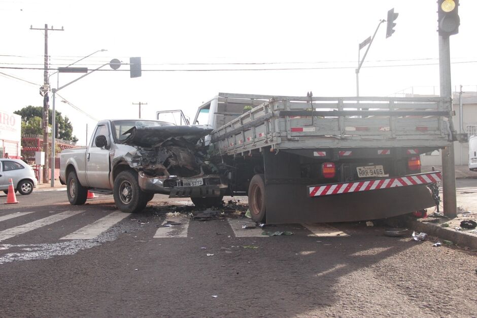 Três ficam em estado grave em acidente entre caminhonete, caminhão e moto na Avenida das Bandeiras