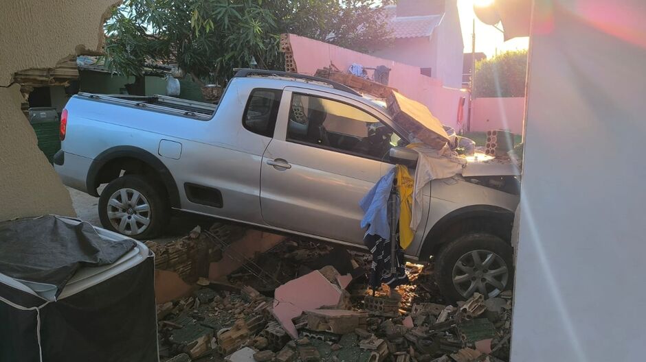 Carro desgovernado derruba muro e parede de casa e deixa três feridos em Fátima do Sul 